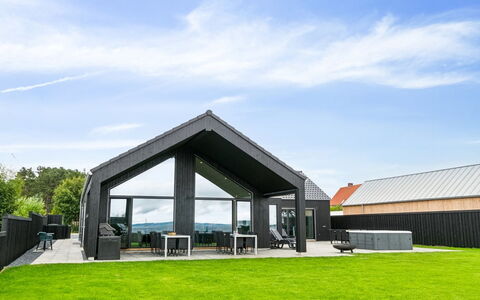 Straale - 50M from the Sea: Tetto, Casa, Casa, Villetta, Porta, Raccordo, Deck, Portico, Plank, Latifoglie