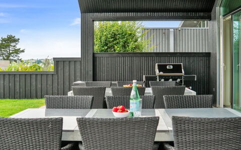 Straale - 50M from the Sea: Tetto, Casa, Casa, Villetta, Porta, Raccordo, Deck, Portico, Plank, Latifoglie