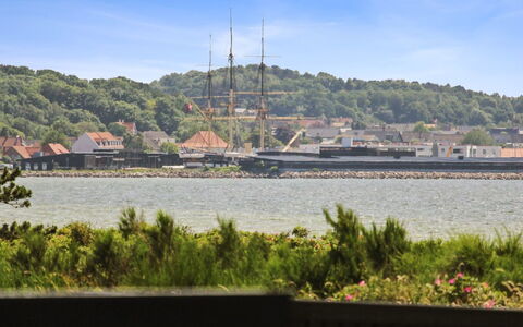Straale - 50M from the Sea: Tetto, Casa, Casa, Villetta, Porta, Raccordo, Deck, Portico, Plank, Latifoglie