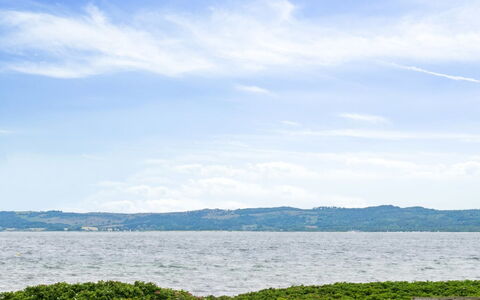 Straale - 50M from the Sea: Tetto, Casa, Casa, Villetta, Porta, Raccordo, Deck, Portico, Plank, Latifoglie