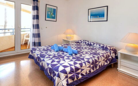 Maritim Ii: Proprietà, Mobilia, Costruzione, Comfort, Blu, Legna, Shade, Illuminazione, Cornice, Interior Design