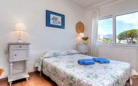 Maritim Ii: Mobilia, Proprietà, Finestra, Azzurro, Comfort, Blu, Legna, Illuminazione, Tessile, Interior Design