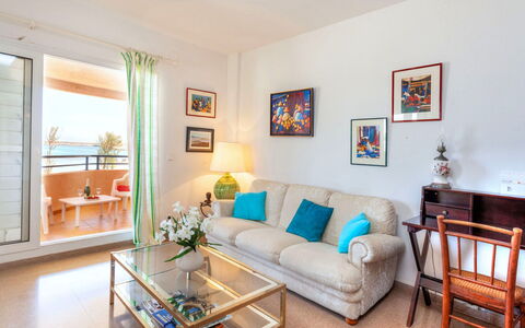 Maritim Ii: Cornice, Mobilia, Divano, Proprietà, Tavolo, Pianta, Azzurro, Pianta Della Casa, Soggiorno, Interior Design