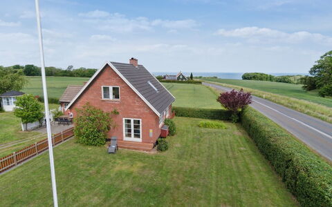 Hildulf - 1Km from the Sea: Legna, Tetto, Architettura, Casa, Casa, Villetta, Raccordo, Latifoglie, Pendenza, Estate