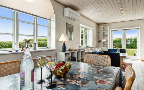 Hildulf - 1Km from the Sea: Legna, Tetto, Architettura, Casa, Casa, Villetta, Raccordo, Latifoglie, Pendenza, Estate