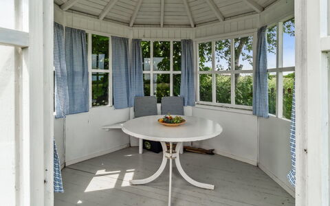 Hildulf - 1Km from the Sea: Legna, Tetto, Architettura, Casa, Casa, Villetta, Raccordo, Latifoglie, Pendenza, Estate