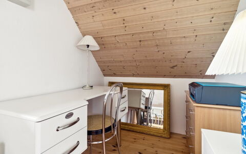 Hildulf - 1Km from the Sea: Legna, Tetto, Architettura, Casa, Casa, Villetta, Raccordo, Latifoglie, Pendenza, Estate