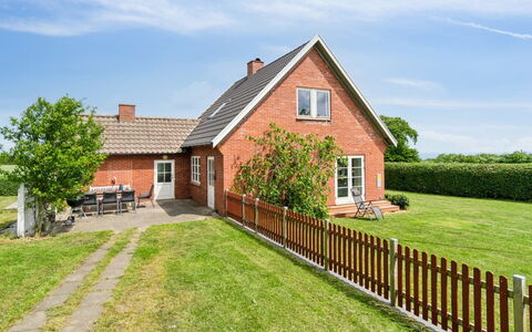 Hildulf - 1Km from the Sea: Legna, Tetto, Architettura, Casa, Casa, Villetta, Raccordo, Latifoglie, Pendenza, Estate