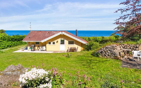 Henric - 75M from the Sea: Legna, Tetto, Architettura, Casa, Casa, Villetta, Raccordo, Latifoglie, Pendenza, Estate