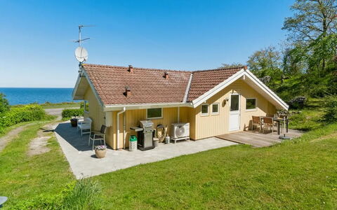 Henric - 75M from the Sea: Legna, Tetto, Architettura, Casa, Casa, Villetta, Raccordo, Latifoglie, Pendenza, Estate