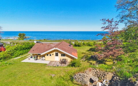 Henric - 75M from the Sea: Legna, Tetto, Architettura, Casa, Casa, Villetta, Raccordo, Latifoglie, Pendenza, Estate