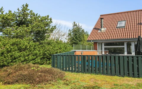 Rufina - 3.5Km from the Sea: Arbusto, Recinzione, Home Scherma, Giardino, Shade, Villetta, Prato, Landscaping, Steccato, Cortile