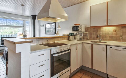 Rufina - 3.5Km from the Sea: Cucina, Controsoffitto, Pavimentazione, Interior Design, Pavimento, Cabinetry, Legna, Soffitto, Elettrodomestico Da Cucina, Mobilia