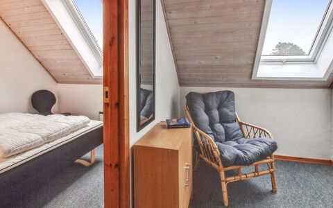 Rufina - 3.5Km from the Sea: Legna, Pavimentazione, Pavimento, Mobilia, Interior Design, Soffitto, Camera Da Letto, Latifoglie, Camera, Letto