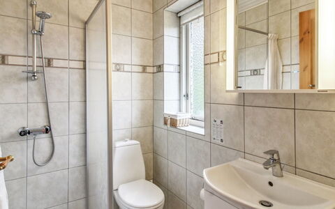 Rufina - 3.5Km from the Sea: Pavimentazione, Idraulico Fixture, Pavimento, Bagno, Interior Design, Lavandino Del Bagno, Gabinetto, Lavello, Toilet Seat, Idraulico