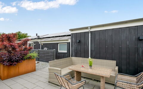 Noreen - 1.4Km to the Fjord: Mobilia, Interior Design, Pavimentazione, Pavimento, Soffitto, Camera, Sedia, Tavolo, Appartamento, Cucina & Sala Da Pranzo Tavolo