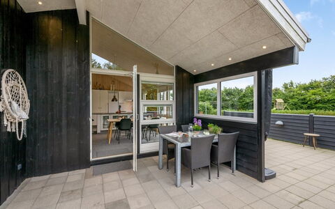 Noreen - 1.4Km to the Fjord: Mobilia, Interior Design, Pavimentazione, Pavimento, Soffitto, Camera, Sedia, Tavolo, Appartamento, Cucina & Sala Da Pranzo Tavolo