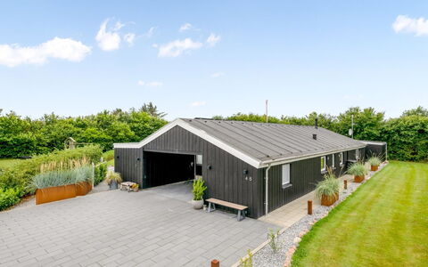 Noreen - 1.4Km to the Fjord: Mobilia, Interior Design, Pavimentazione, Pavimento, Soffitto, Camera, Sedia, Tavolo, Appartamento, Cucina & Sala Da Pranzo Tavolo