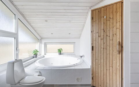 Merta - 150M from the Sea: Pavimentazione, Interior Design, Pavimento, Parete, Idraulico Fixture, Legna, Soffitto, Bagno, Camera, Illuminazione