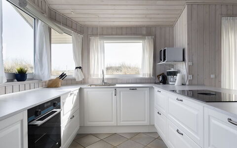 Merta - 150M from the Sea: Pavimentazione, Interior Design, Cucina, Soffitto, Controsoffitto, Cabinetry, Pavimento, Casa, Elettrodomestico Da Cucina, Lavello