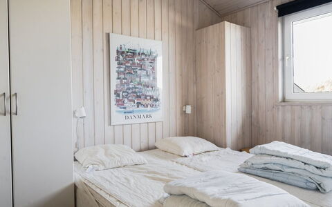 Merta - 150M from the Sea: Camera Da Letto, Letto, Parete, Lenzuolo, Legna, Bedding, Pavimento, Interior Design, Pavimentazione, Biancheria
