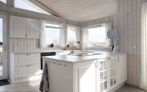 Merta - 150M from the Sea: Cucina, Controsoffitto, Interior Design, Cabinetry, Pavimentazione, Mobilia, Soffitto, Pavimento, Casa, Elettrodomestico Da Cucina