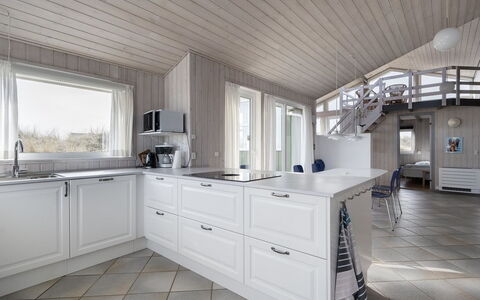 Merta - 150M from the Sea: Cucina, Legna, Pavimentazione, Interior Design, Controsoffitto, Soffitto, Pavimento, Casa, Cabinetry, Mobilia