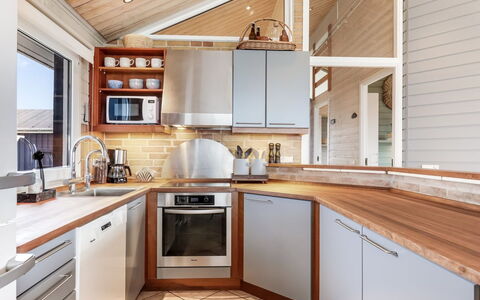 Aster - 150M from the Sea: Cucina, Elettrodomestico Da Cucina, Controsoffitto, Interior Design, Pavimentazione, Cabinetry, Apparecchio Major, Legna, Soffitto, Mobilia