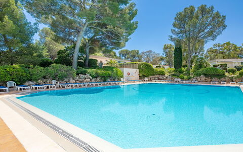 Résidence la Corniche D'Or: Acqua, Pianta, Piscina, Proprietà, Cielo, Azzurro, Albero, Costruzione, Rettangolo, Sedia