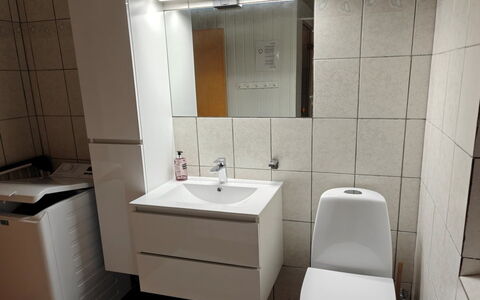 Hansen - 600M from the Sea: Pavimentazione, Idraulico Fixture, Pavimento, Lavandino Del Bagno, Gabinetto, Bagno, Toilet Seat, Interior Design, Lavello, Mobiletto Del Bagno
