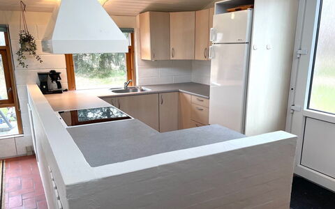 Hansen - 600M from the Sea: Controsoffitto, Pavimentazione, Mobilia, Cucina, Legna, Pavimento, Interior Design, Cabinetry, Elettrodomestico Da Cucina, Camera