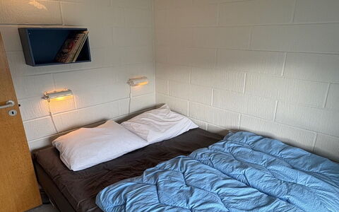Hansen - 600M from the Sea: Camera Da Letto, Parete, Letto, Lenzuolo, Bedding, Pavimento, Interior Design, Pavimentazione, Telaio Del Letto, Illuminazione