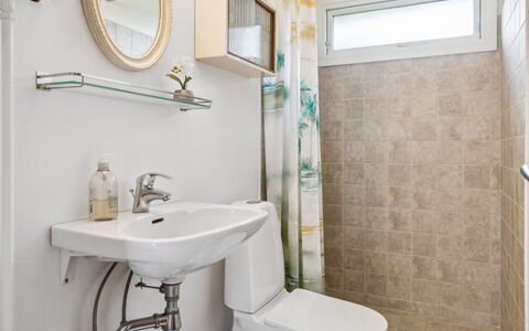 Auli - 125M from the Sea: Bagno, Toilet Seat, Gabinetto, Idraulico Fixture, Interior Design, Lavandino Del Bagno, Lavello, Pavimentazione, Pavimento, Rubinetto