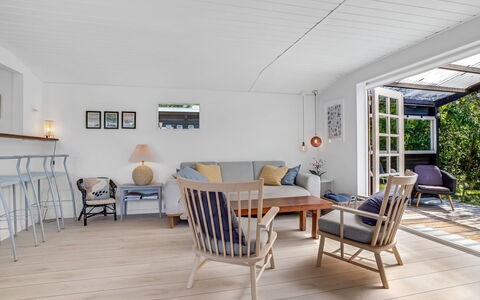 Synnöve - 350M from the Sea: Mobilia, Legna, Pavimentazione, Interior Design, Sedia, Pavimento, Pavimento In Legno, Tavolo, Casa, Soggiorno