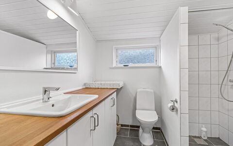 Synnöve - 350M from the Sea: Idraulico Fixture, Bagno, Lavello, Lavandino Del Bagno, Pavimentazione, Rubinetto, Idraulico, Pavimento, Soffitto, Gabinetto