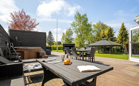 Selve - 600M from the Sea: Legna, Casa, Portico, Deck, Latifoglie, Tetto, Color Legno, Pavimento In Legno, Eco Hotel