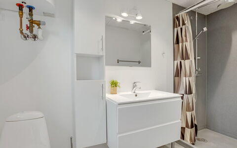 Selve - 600M from the Sea: Pavimentazione, Pavimento, Interior Design, Idraulico Fixture, Bagno, Mobiletto Del Bagno, Legna, Gabinetto, Lavandino Del Bagno, Lavello