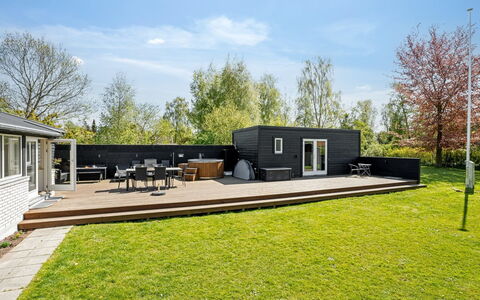 Selve - 600M from the Sea: Casa, Raccordo, Giardino, Villetta, Shade, Estate, Landscaping, Prato, Cortile, Deck