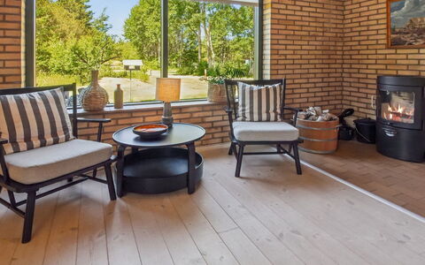Kersta - 3.3Km from the Sea: Mobilia, Legna, Sedia, Pavimentazione, Interior Design, Tavolo, Pavimento, Color Legno, Latifoglie, Soggiorno