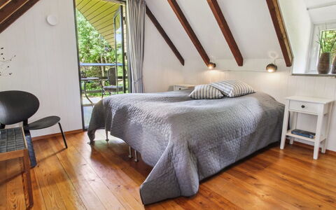 Kersta - 3.3Km from the Sea: Letto, Mobilia, Interior Design, Pavimentazione, Camera Da Letto, Legna, Pavimento, Pavimento In Legno, Soffitto, Lenzuolo
