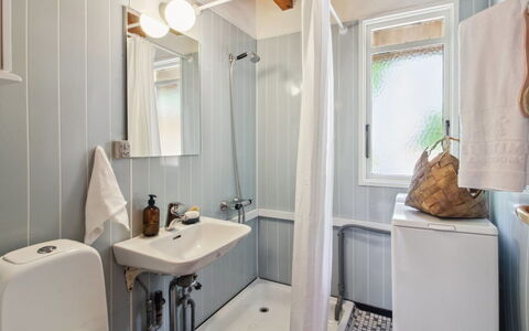 Kersta - 3.3Km from the Sea: Bagno, Idraulico Fixture, Parete, Interior Design, Lavandino Del Bagno, Pavimentazione, Pavimento, Lavello, Gabinetto, Idraulico