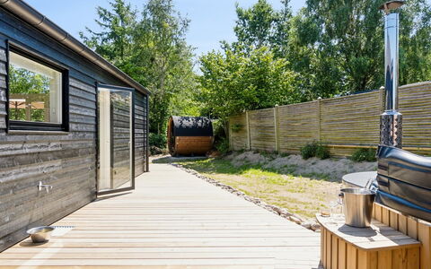 Lonneke - 450M from the Sea: Tetto, Casa, Casa, Villetta, Porta, Raccordo, Deck, Portico, Plank, Latifoglie