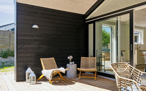 Lonneke - 450M from the Sea: Tetto, Casa, Casa, Villetta, Porta, Raccordo, Deck, Portico, Plank, Latifoglie