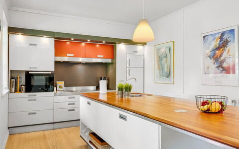 Ejnarine - 600M to the Fjord: Cucina, Cabinetry, Controsoffitto, Mobilia, Interior Design, Pavimentazione, Elettrodomestico Da Cucina, Legna, Apparecchio Major, Soffitto