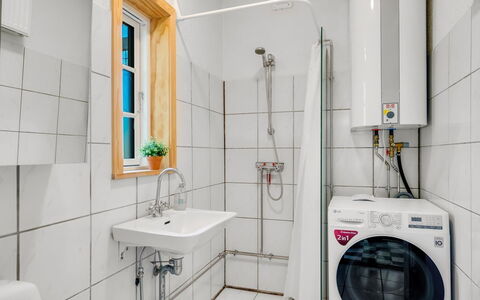Ejnarine - 600M to the Fjord: Pavimentazione, Idraulico Fixture, Pavimento, Interior Design, Bagno, Lavello, Idraulico, Rubinetto, Soffitto, Gabinetto