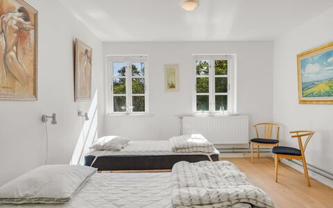 Ejnarine - 600M to the Fjord: Mobilia, Interior Design, Letto, Pavimentazione, Pavimento, Parete, Camera Da Letto, Legna, Soffitto, Bedding