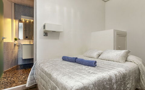 Rosa Maria: Letto, Mobilia, Interior Design, Camera Da Letto, Parete, Pavimento, Pavimentazione, Lenzuolo, Bedding, Camera