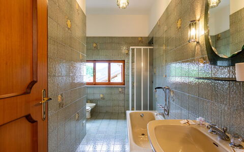 Claudio: Specchio, Rubinetto, Idraulico Fixture, Proprietà, Lavello, Costruzione, Bagno, Illuminazione, Legna, Vasca Da Bagno