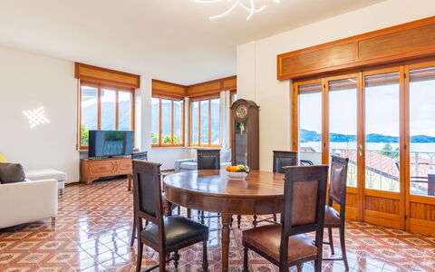 Claudio: Mobilia, Tavolo, Proprietà, Finestra, Sedia, Divano, Legna, Interior Design, Soggiorno, Porta