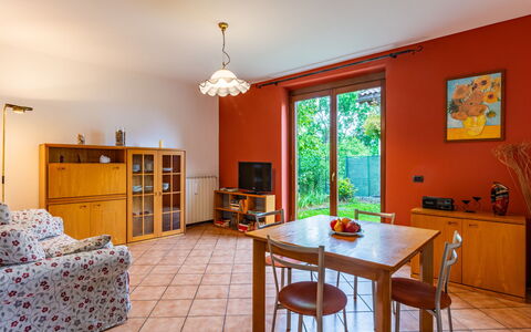 Sky & Lake: Tavolo, Mobilia, Proprietà, Finestra, Legna, Sedia, Libreria, Interior Design, Pavimento, Pavimentazione